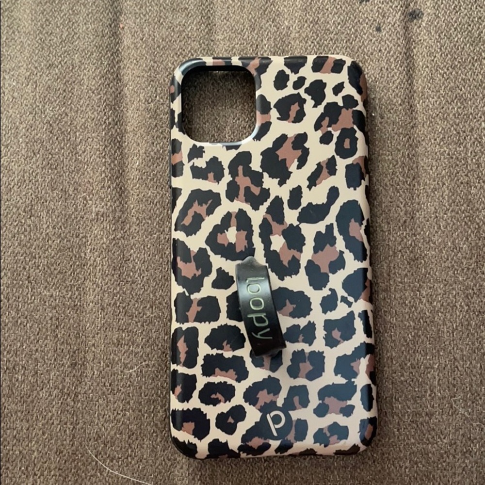 Leopard loopy case